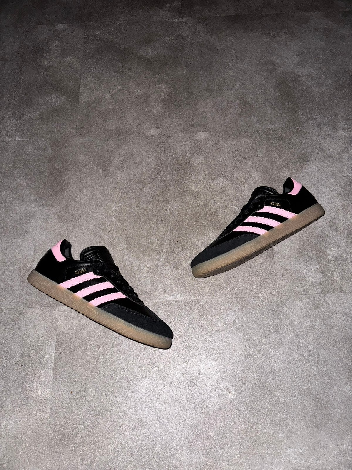Adidas Samba x Messi Black/Pink - Nieuw - 44, Zwart, Nieuw, Ophalen of Verzenden, Sneakers of Gympen