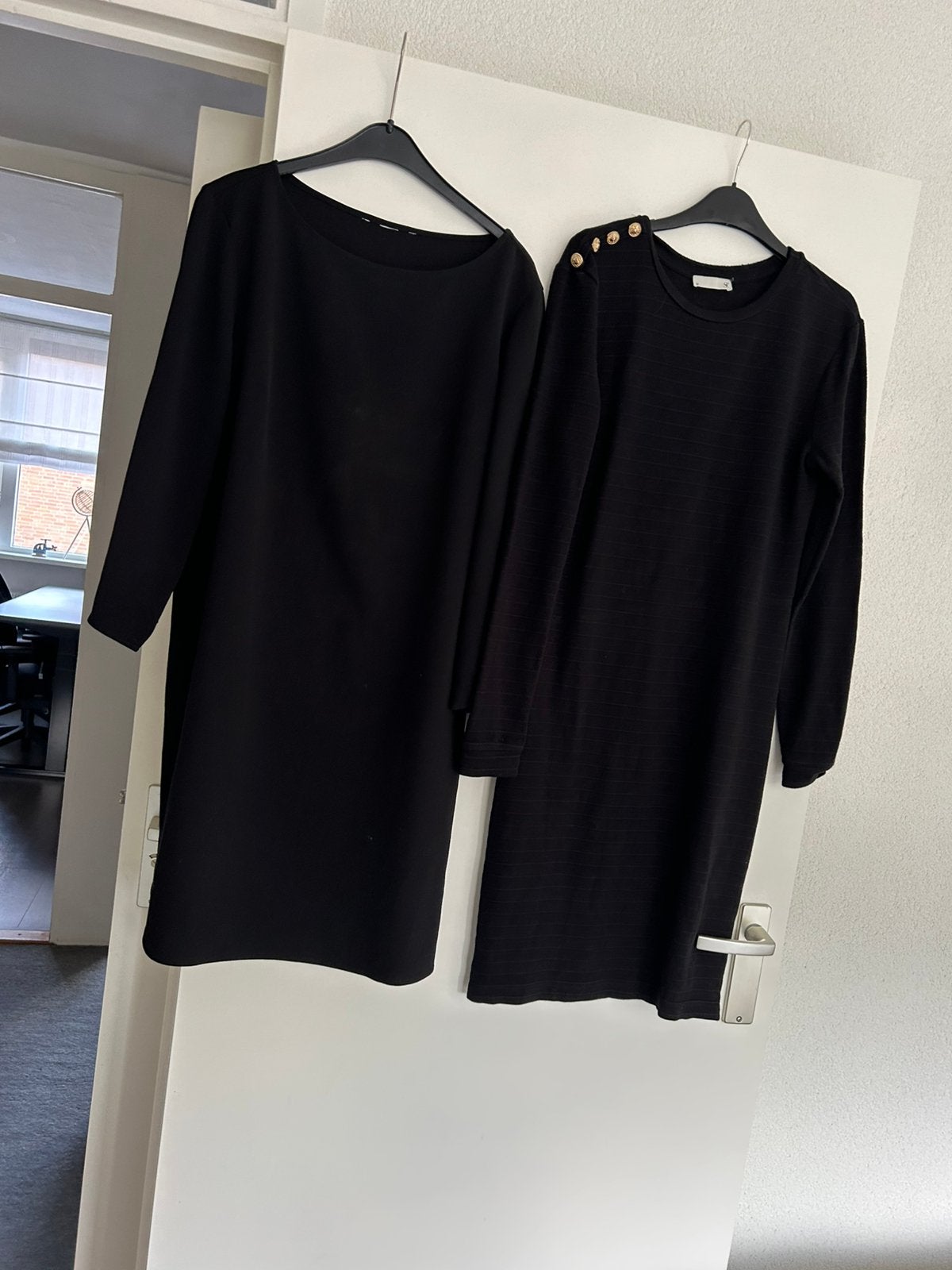 2 zwarte jurken maat m samen te koop, Kleding | Dames, Ophalen of Verzenden, Zo goed als nieuw, Zwart, Boven de knie