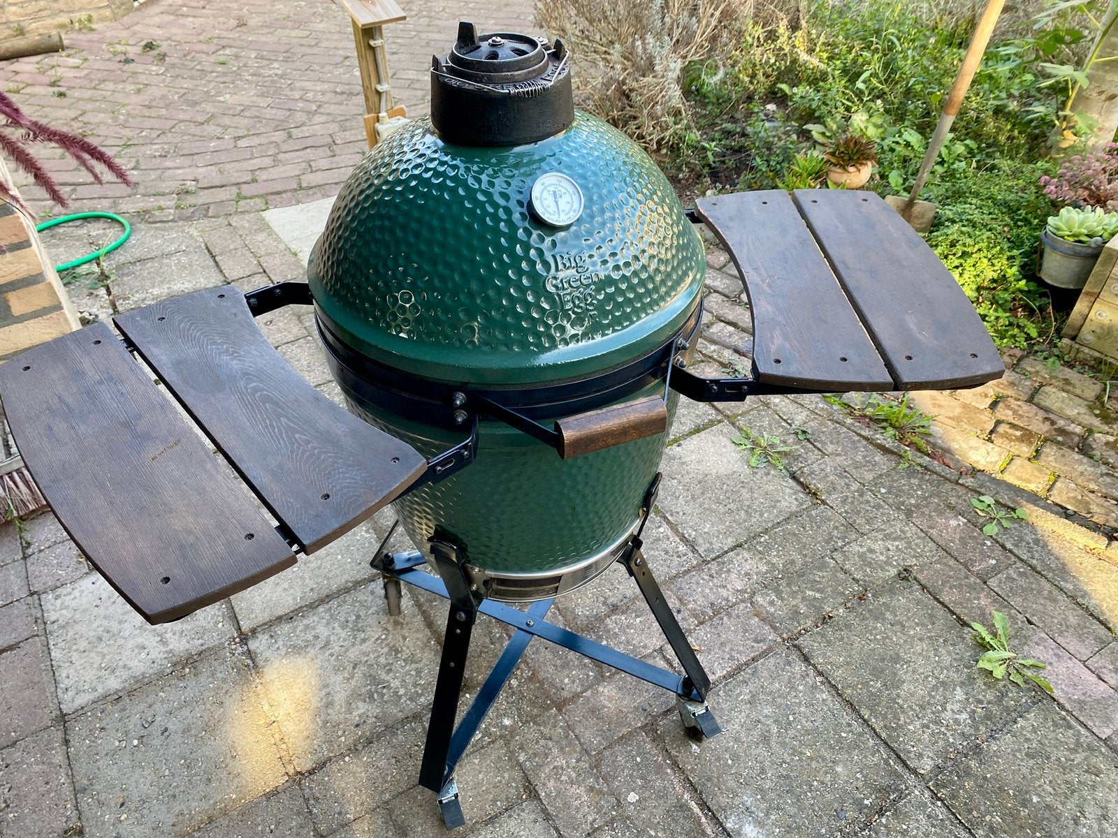 Big Green Egg Medium, Tuin en Terras, Houtskoolbarbecues, Ophalen, Zo goed als nieuw, Met accessoires