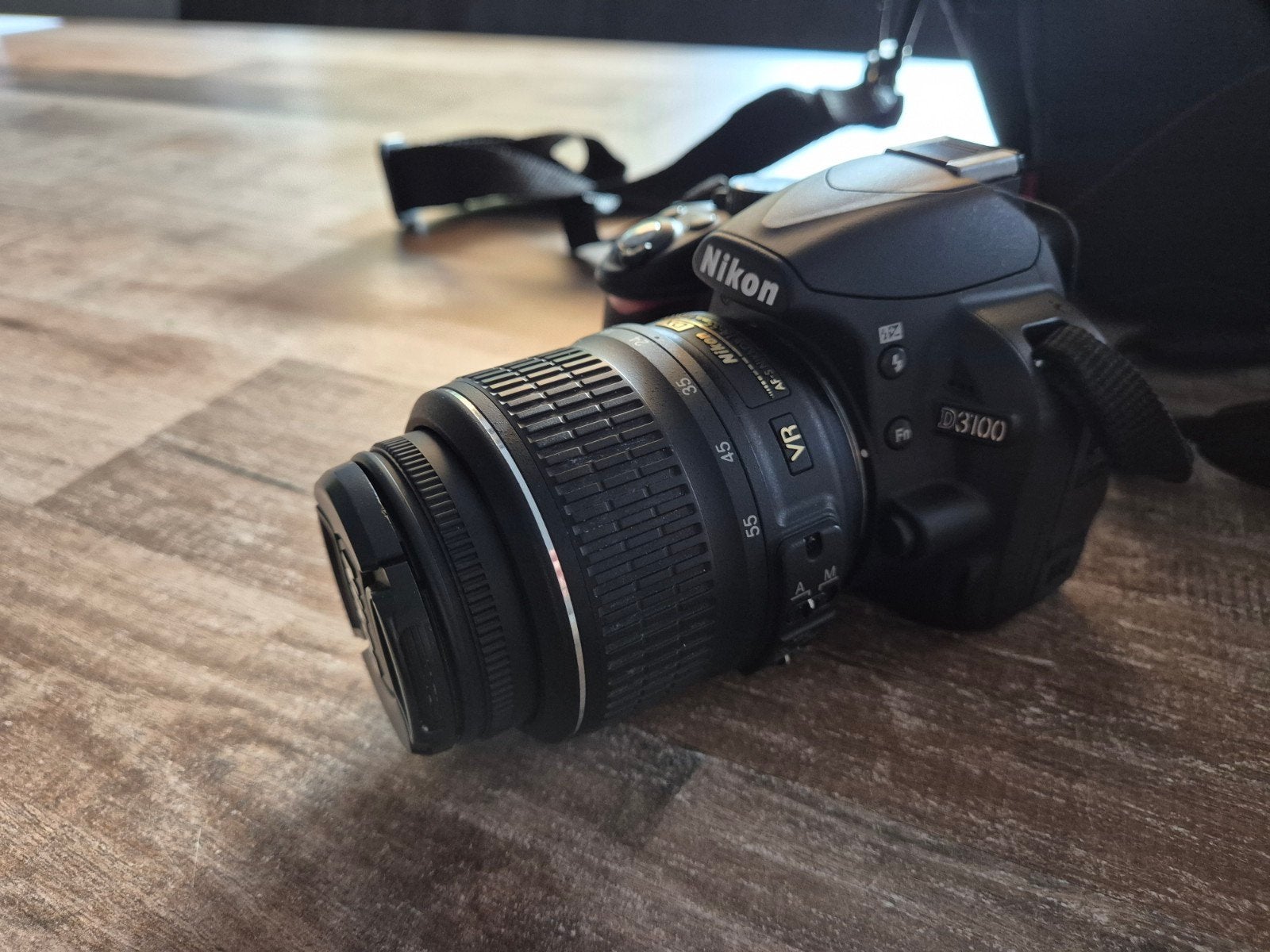 Nikon D3100 met 18-55 VR lens, tas en oplader, Spiegelreflex, Cameratas, Ophalen of Verzenden, Zo goed als nieuw