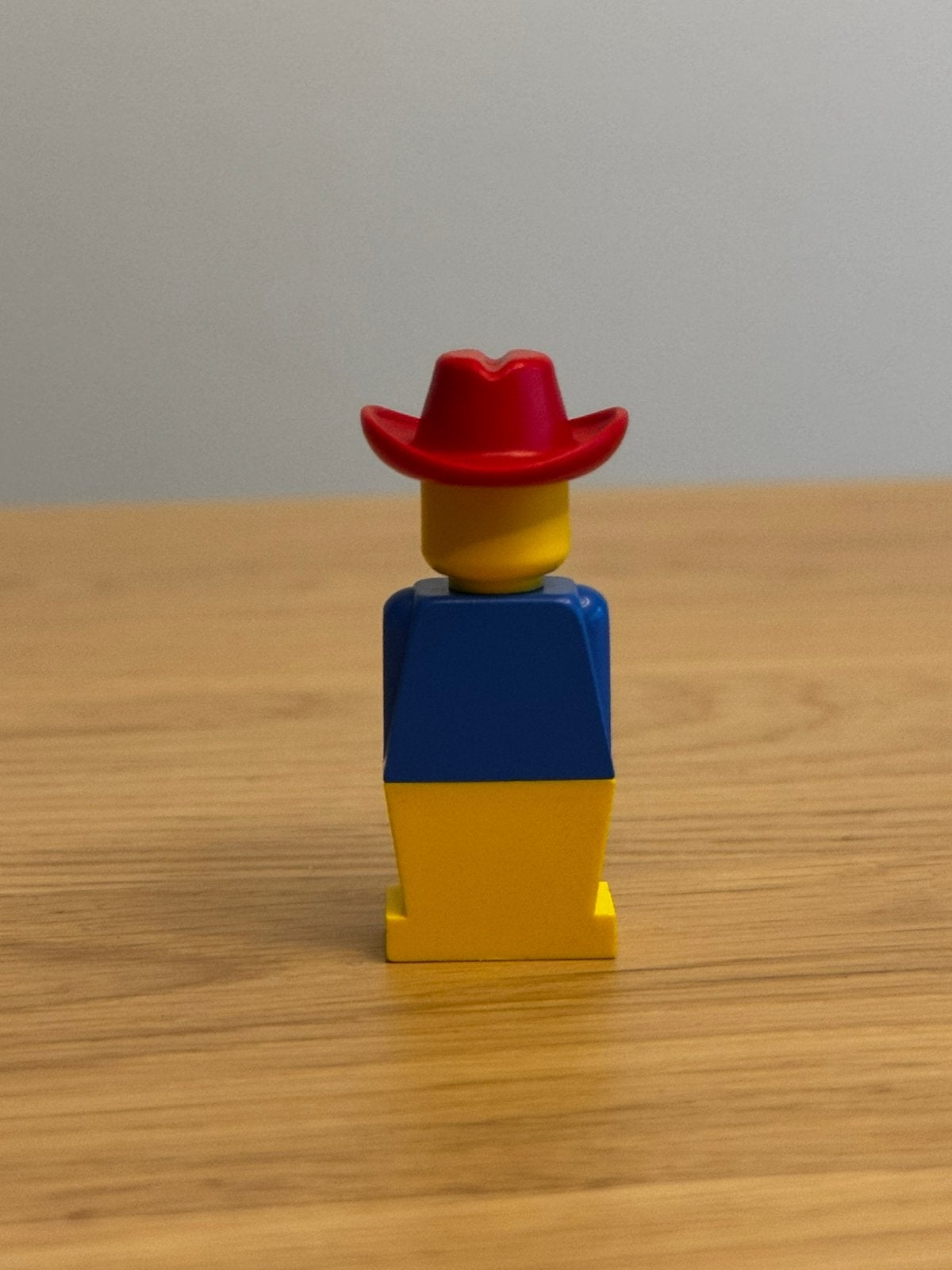 LEGO Minifig old041 “Blue Torso Yellow Legs Red Cowboy Hat”, Inclusief minifiguren, Lego, Ophalen of Verzenden, Zo goed als nieuw