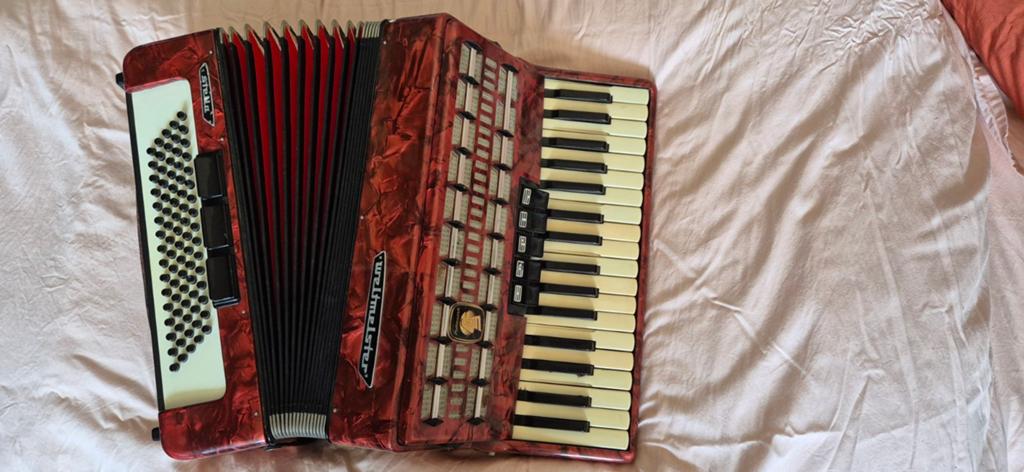 Weltmeister Stella Accordeon - Rood, 80-bas, Muziek en Instrumenten, Accordeons, Ophalen, Gebruikt, 80-bas, Toetsaccordeon