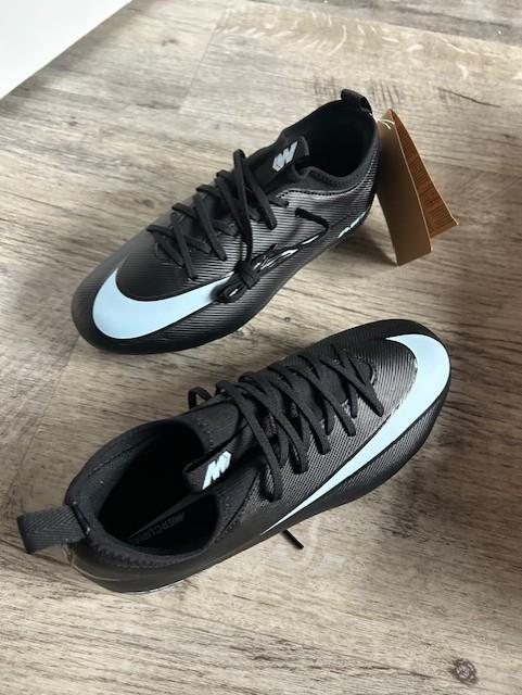 Nieuwe Nike Voetbalschoenen - Maat 38,5, Sport en Fitness, Voetbal, Maat XS of kleiner, Schoenen, Nieuw, Ophalen of Verzenden