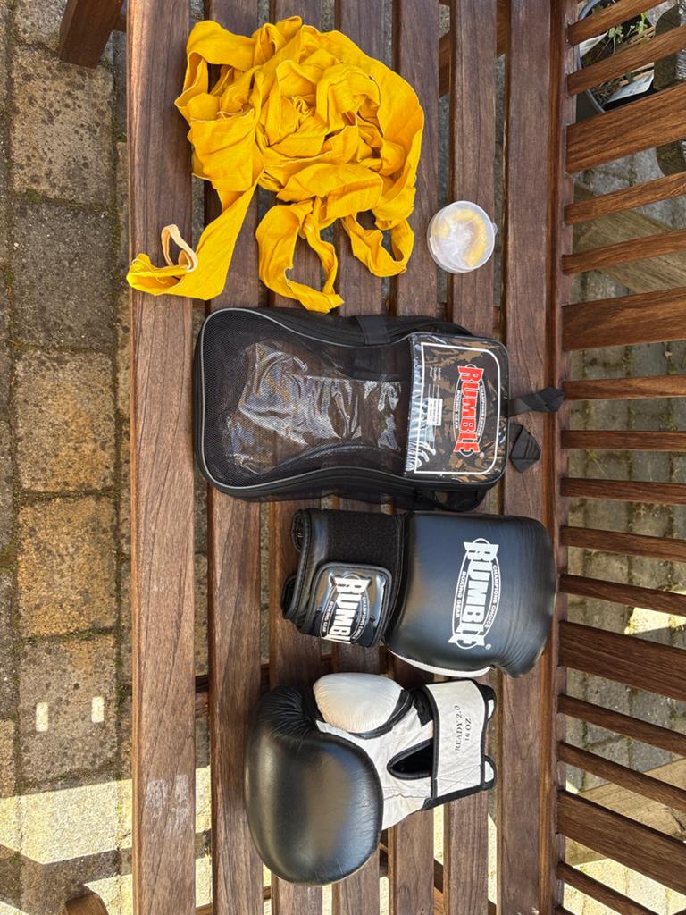 Boksset: Rumble bokshandschoenen, bandages en bitje, Ophalen of Verzenden, Gebruikt, Bokshandschoenen