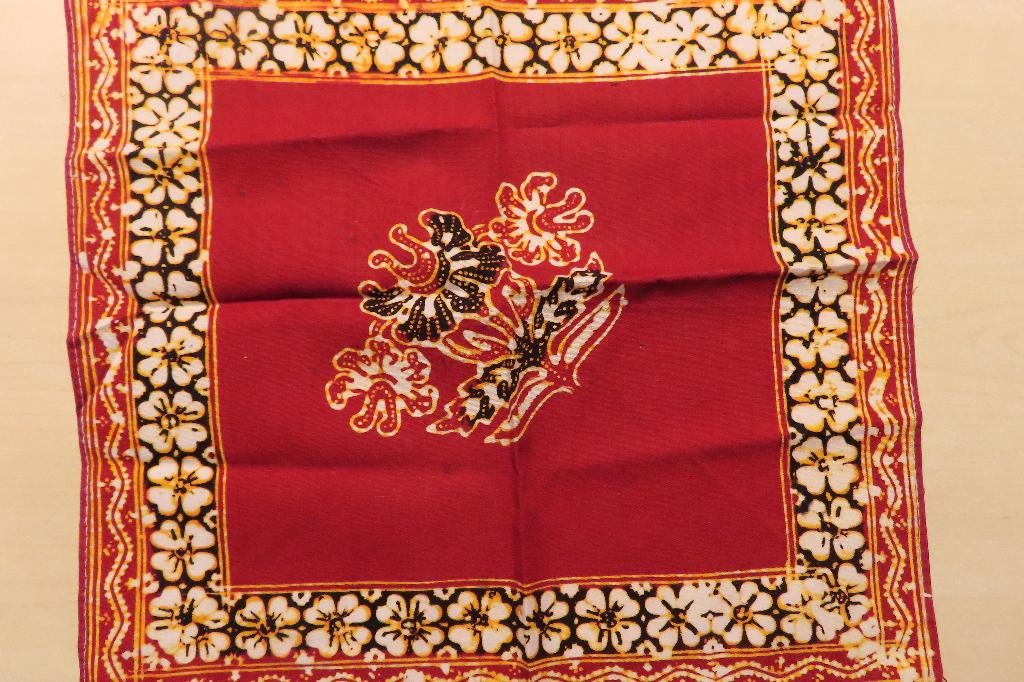 sjaaltjes Indonesië batik, place-mat rood, blauw enz., Kleding | Dames, Verzenden, Zo goed als nieuw, Maat 38/40 (M), Sjaal