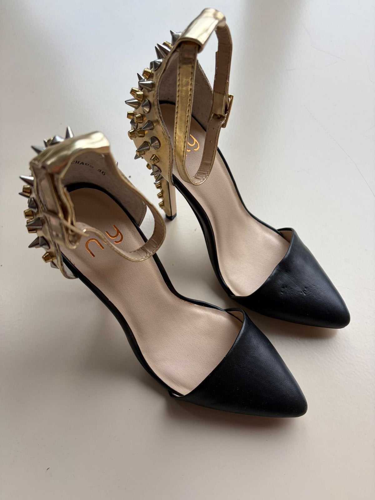 Zwarte en gouden pumps met studs - Maat 36, Kleding | Dames, Schoenen, Ophalen of Verzenden, Zo goed als nieuw, Zwart, Pumps