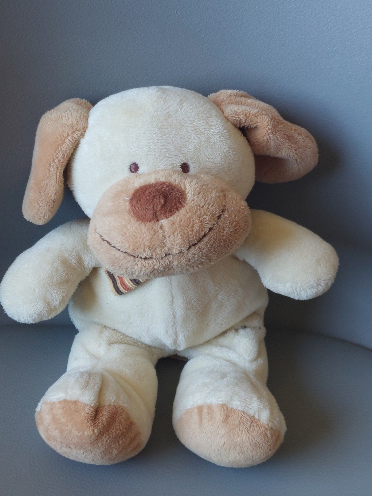 Schattige knuffelhond met sjaal Nicotoy, Overige merken, Overige karakters, Zo goed als nieuw, Middelgroot (20 tot 80 cm)