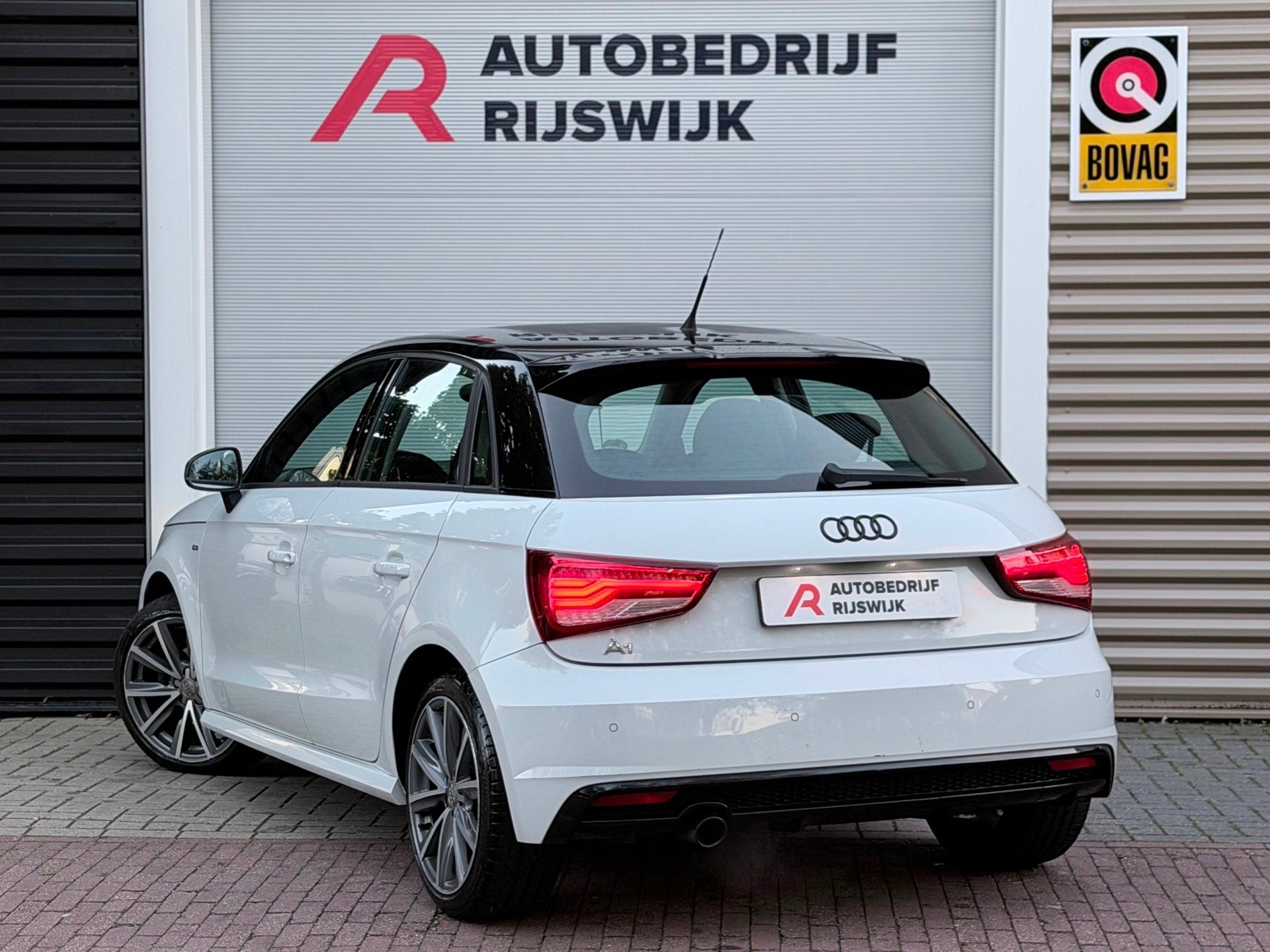 Audi A1 Sportback 1.0 TFSI S-Line Xenon/Navi/Stoelverwarming, Auto's, 12 maanden, Euro 6, 4 stoelen, Leder en Stof
