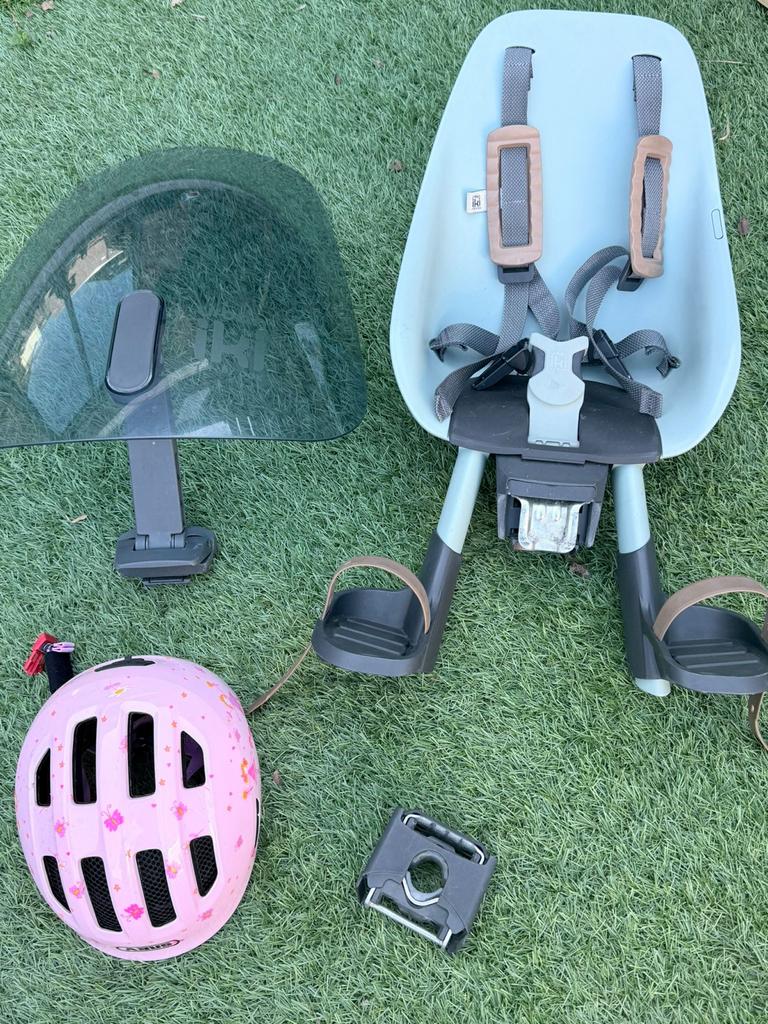 Urban Iki fietszitje met windscherm en ABUS fietshelm, Ophalen, Zo goed als nieuw, Jongen of Meisje