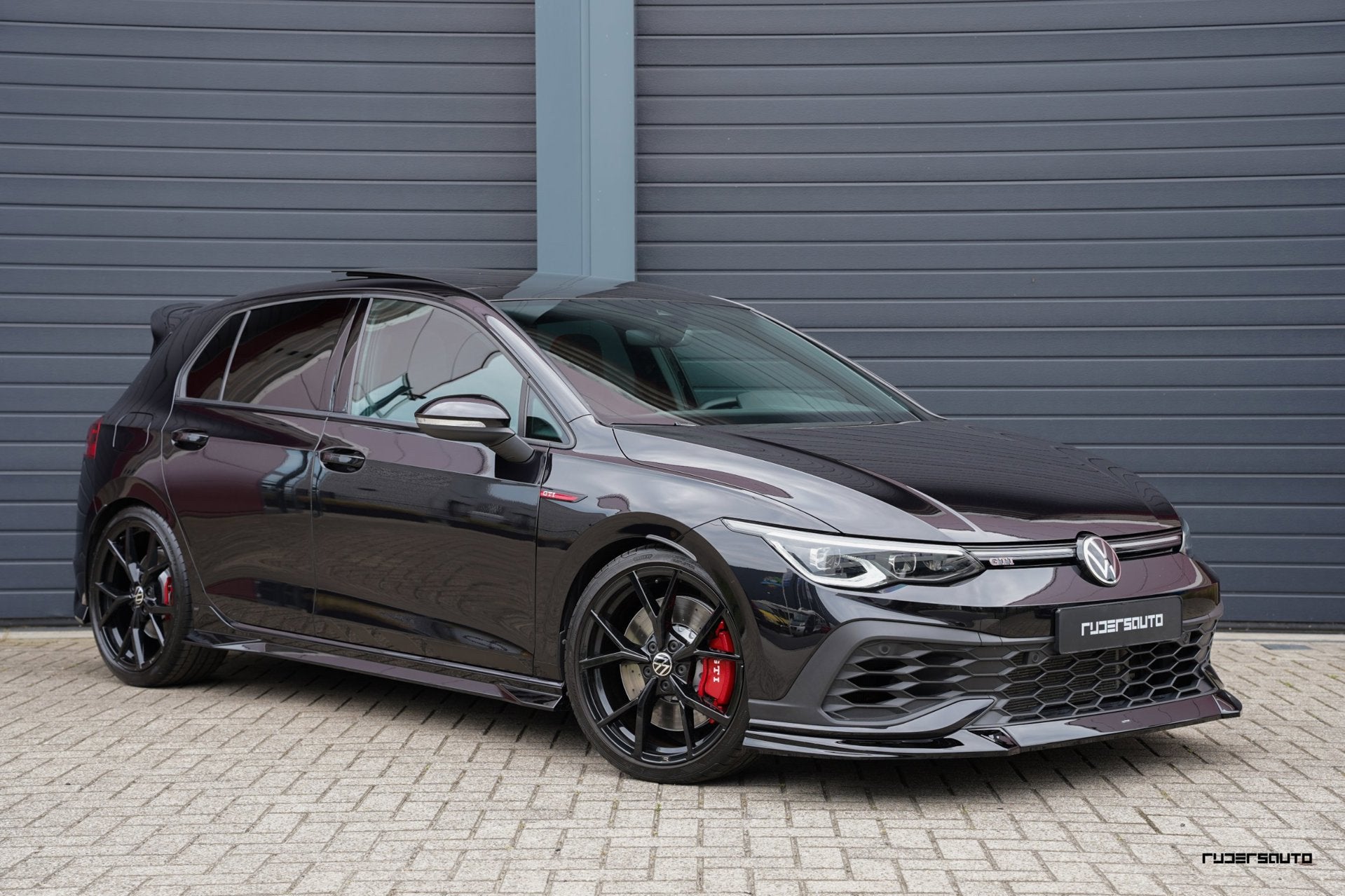 Volkswagen Golf 8 GTI Clubsport | Pano | Camera | Alcantara, Dealer onderhouden, Gebruikt, Zwart, 4 cilinders