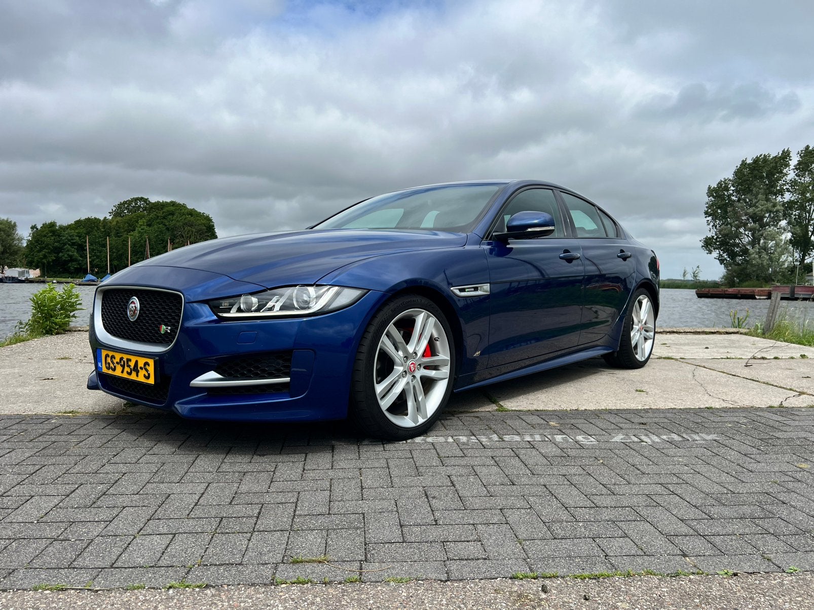 Jaguar XE R-sport 241pk 2.0 AUT 2015 Blauw, Auto's, Jaguar, Achterwielaandrijving, 1800 kg, Euro 6, 4 cilinders