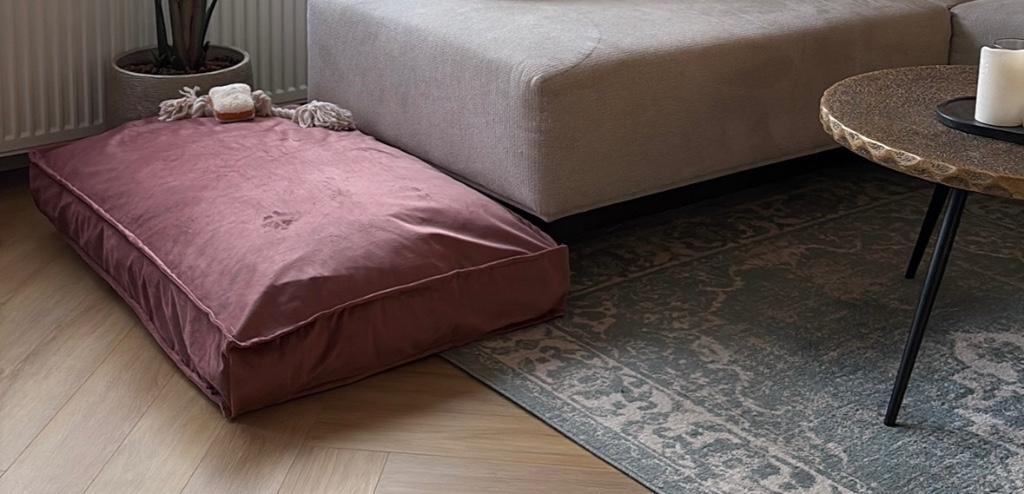 Hondenmand hondenbed velvet suède oudroze dogguo, Dieren en Toebehoren, Hondenmanden, Ophalen, Zo goed als nieuw, Stof