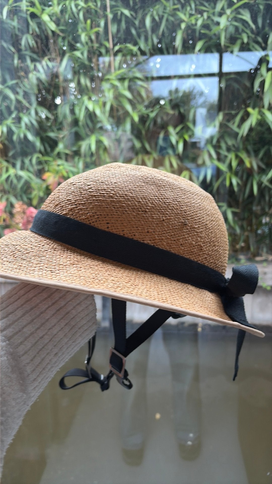 Yakkay helm met rieten hoedje, Ophalen of Verzenden, Zo goed als nieuw