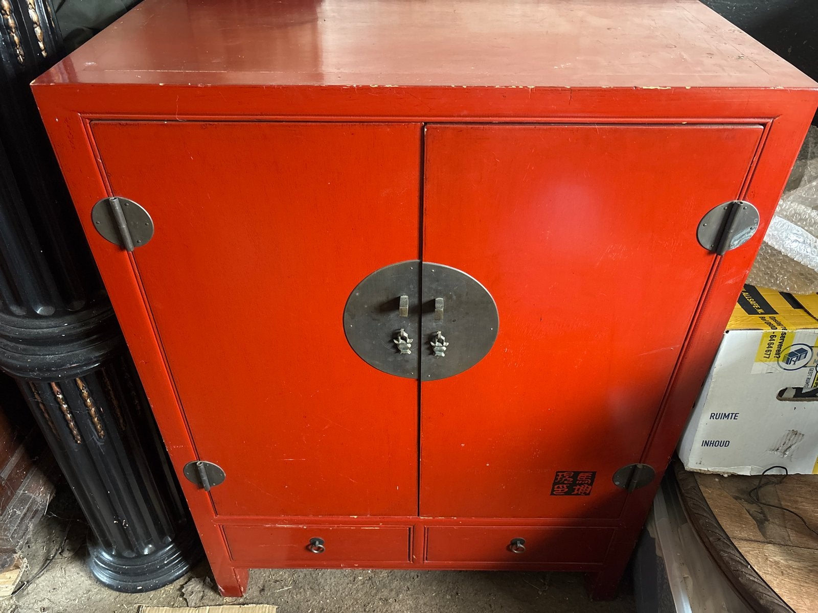 Antieke Chinese bruidskast - Rood met messing beslag, Ophalen