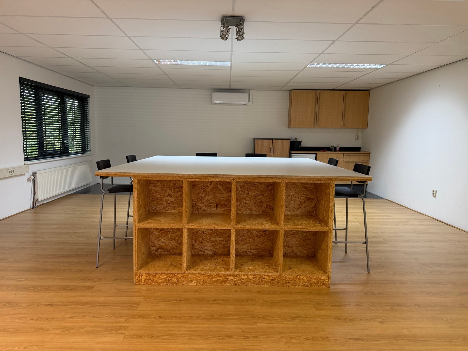 Grote werktafel/vergadertafel met opbergruimte, Ophalen, Vierkant, 200 cm of meer, Zo goed als nieuw