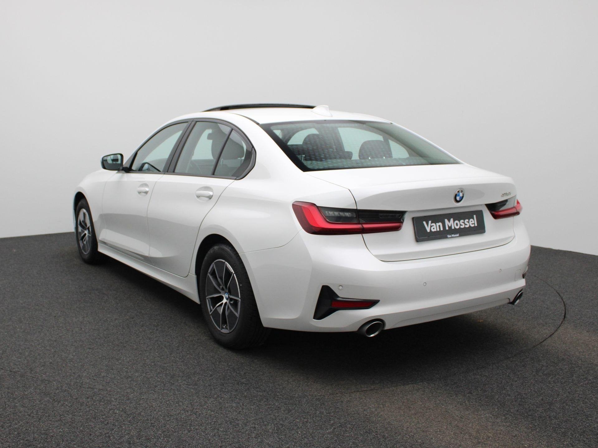 BMW 3-serie 318i Executive | SCHUIFDAK | NAVIGATIE | PARKEER, Auto's, Gebruikt, Euro 6, 1465 kg, Wit