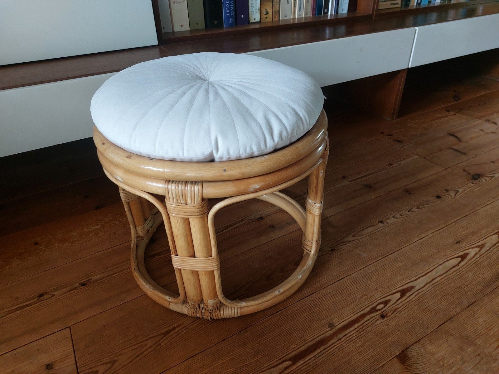 Vintage rotan/bamboe krukje/poef met velours kussen, Ophalen, Gebruikt, Overige materialen