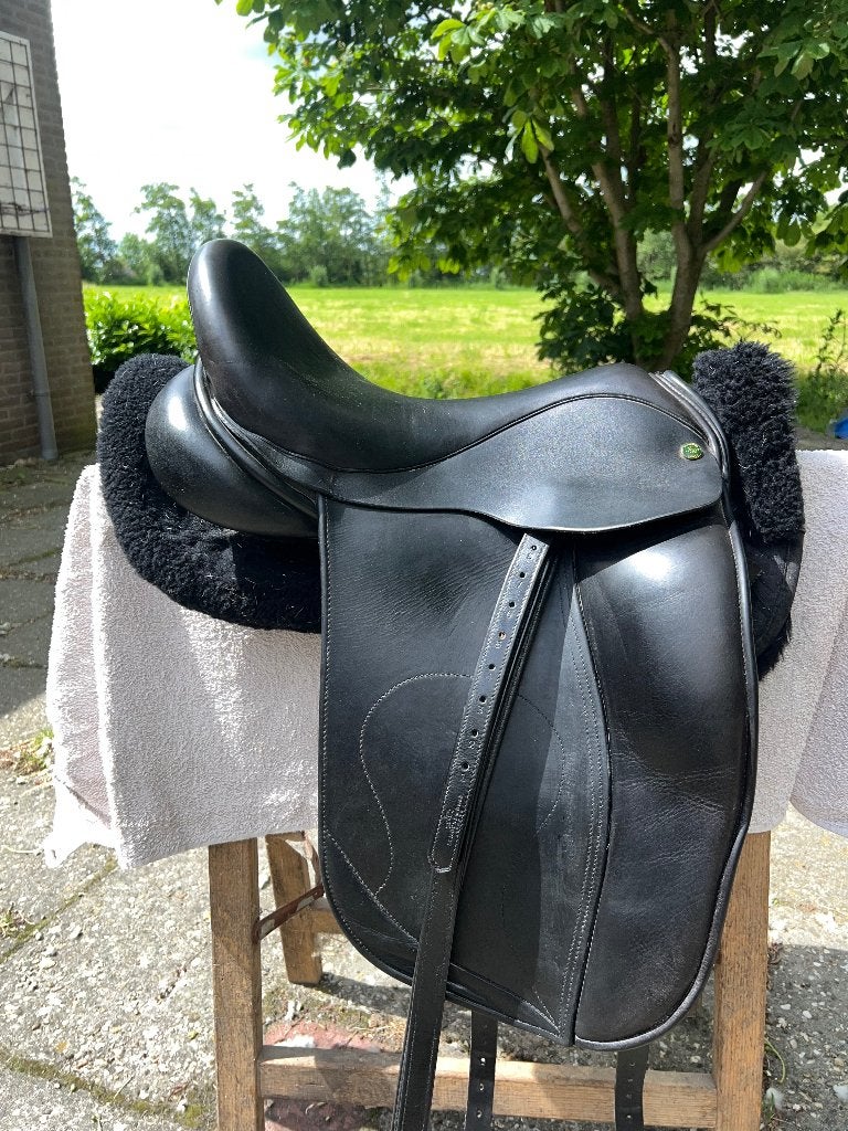 Hulsebos dressuurzadel 17,5 inch, Dieren en Toebehoren, Ophalen, Zo goed als nieuw, Dressuur