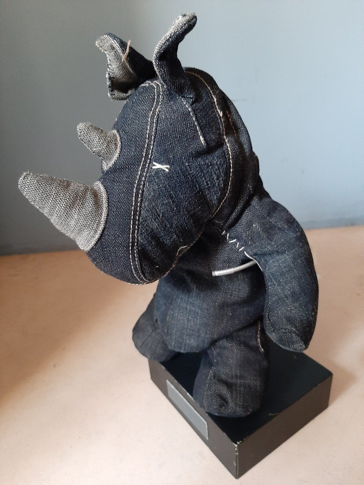 G-STAR Raw denim neushoorn knuffel op orginele standaard, Verzamelen, Beelden en Beeldjes, Ophalen, Zo goed als nieuw, Dier