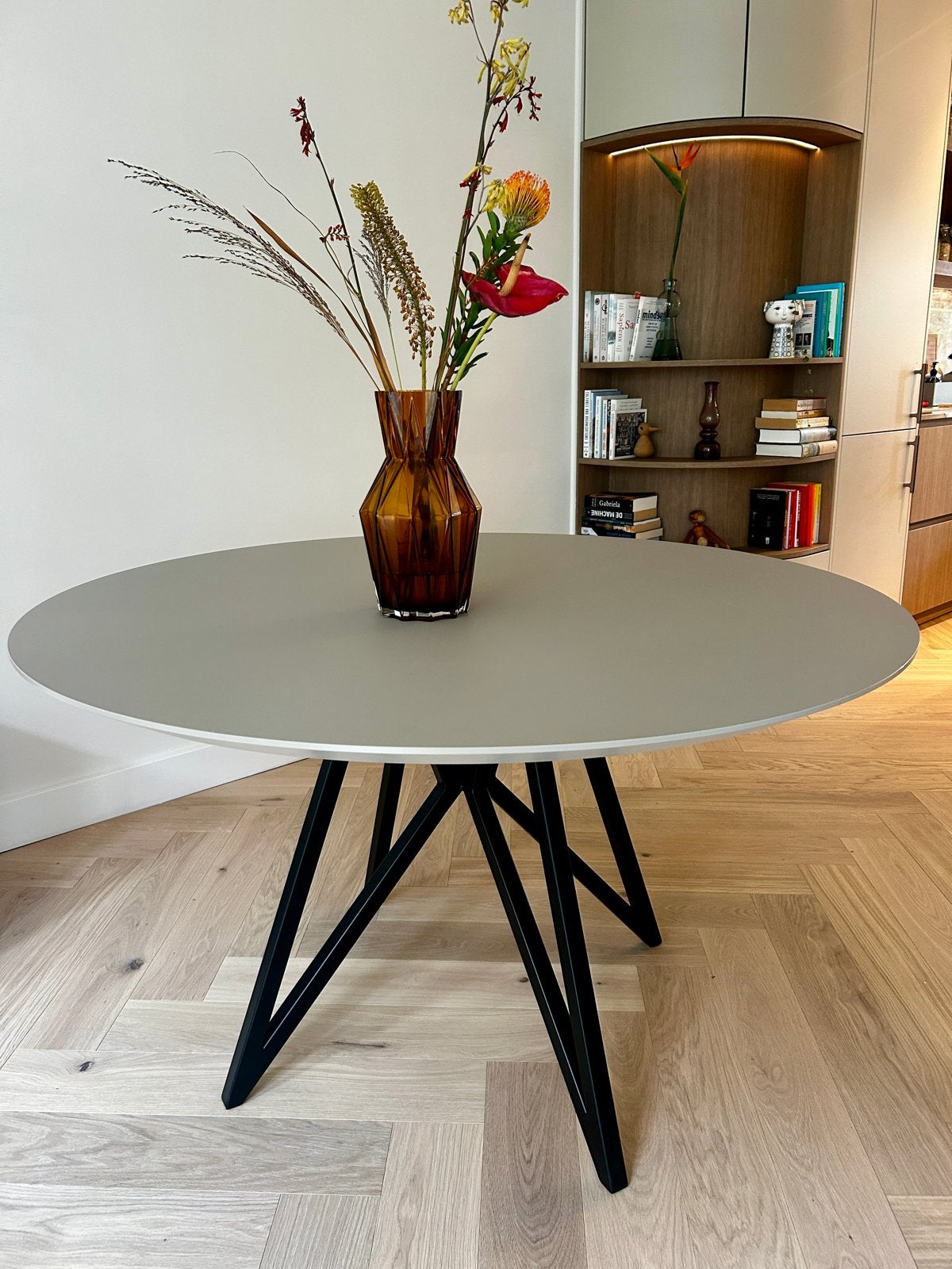 NIEUW Studio Henk Butterfly Quadpod eettafel, Kunststof, 100 tot 150 cm, Rond, Ophalen of Verzenden