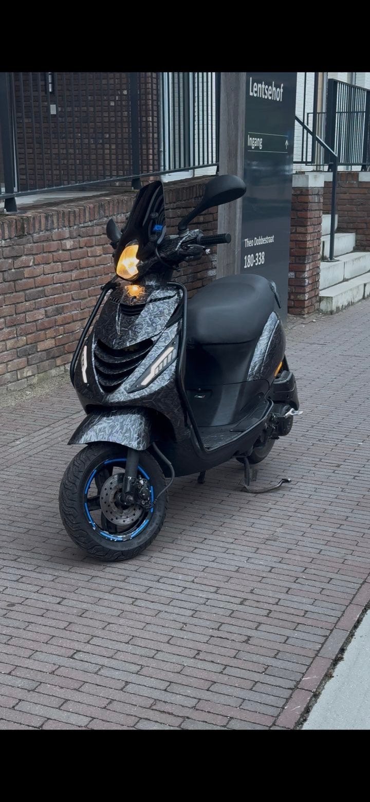 Piaggio Zip 50cc 4T 2V | Custom Forged Carbon |, Fietsen en Brommers, Scooters | Piaggio, Ophalen, Maximaal 45 km/u, Zip, Zo goed als nieuw
