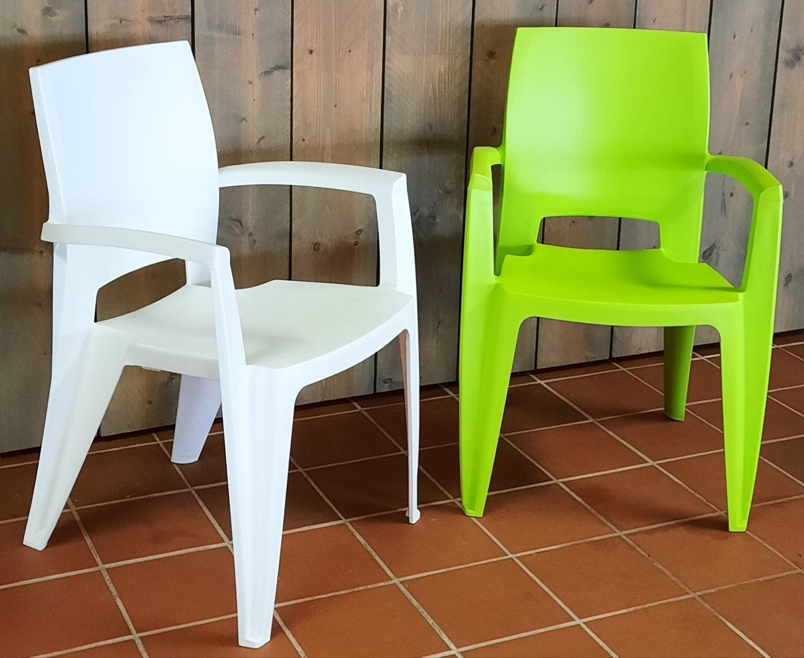 2 Kunststof tuinstoelen - Wit en Groen, Tuin en Terras, Tuinstoelen, Ophalen, Zo goed als nieuw, Stapelbaar