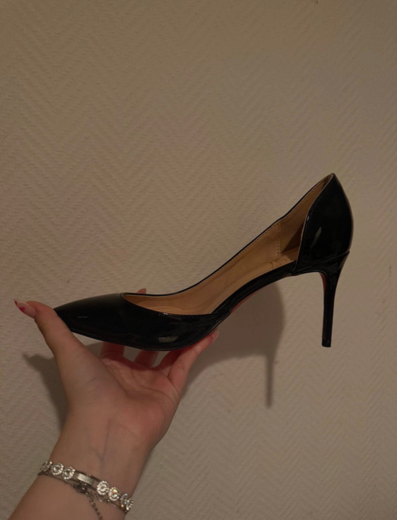 Hakken Louboutin, Ophalen of Verzenden, Zo goed als nieuw, Elastiek of Leer