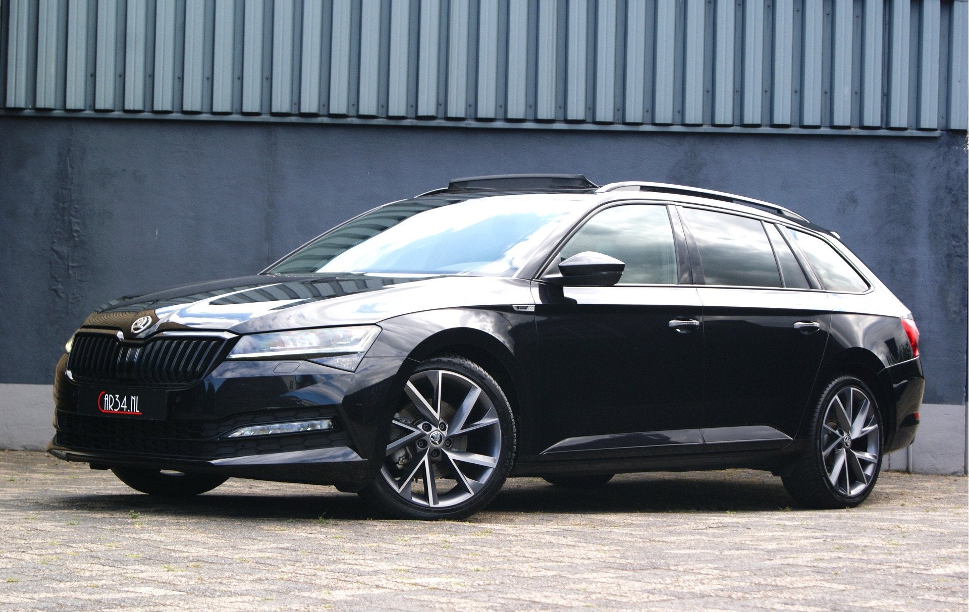 Skoda Superb 2.0TFSI 190PK Sportline DSG Panoramdak/Canton/A, 1984 cc, 1507 kg, Zwart, 750 kg