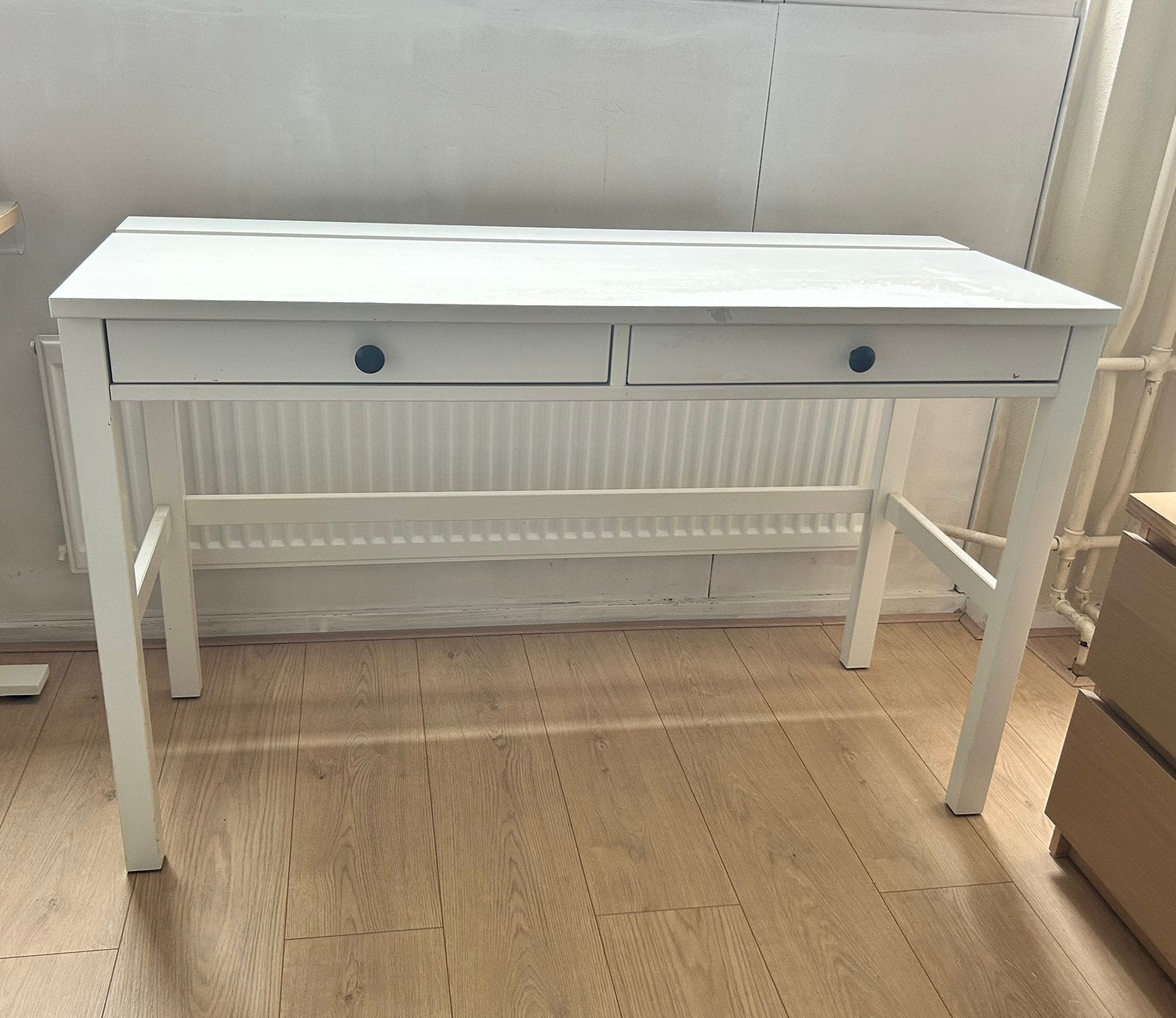 Hemnes bureau ikea, Huis en Inrichting, Tafels | Sidetables, Ophalen, Zo goed als nieuw, 25 tot 50 cm, Rechthoekig