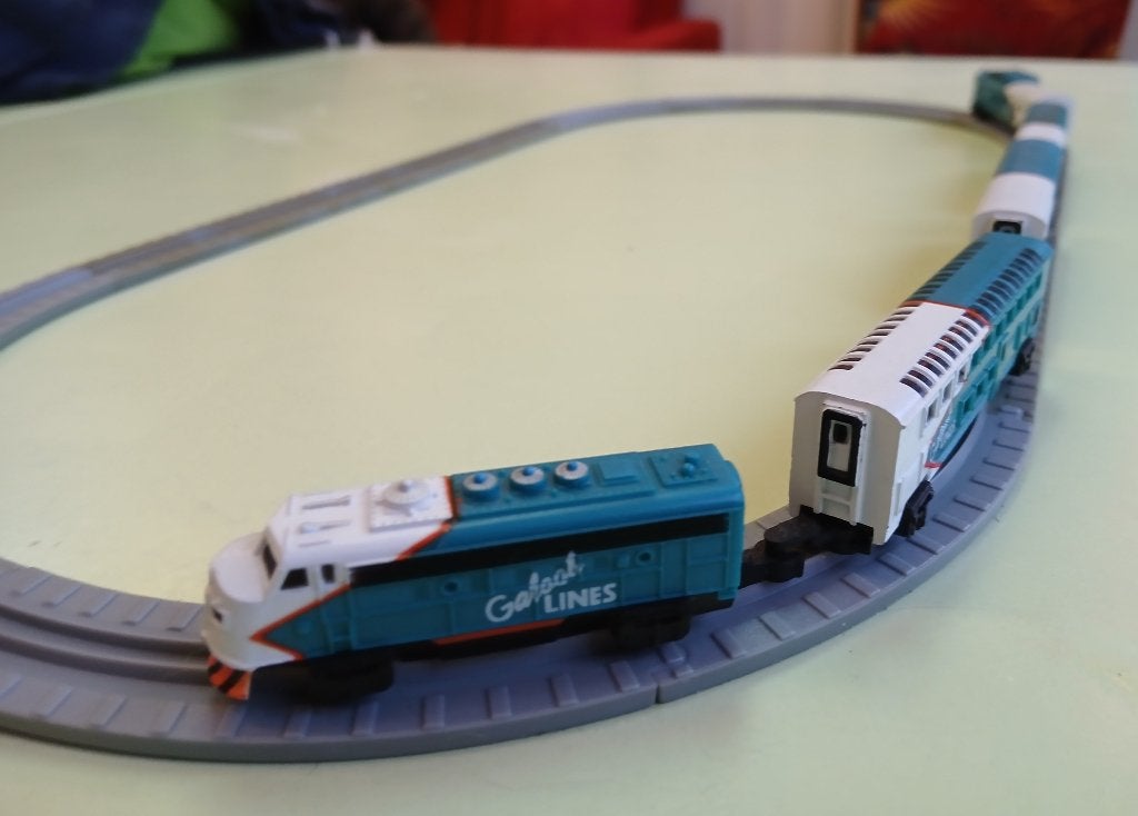 Galoob Micro Machines Trein, compleet met rails, Overige merken, Gelijkstroom of Wisselstroom, Rails, Ophalen of Verzenden