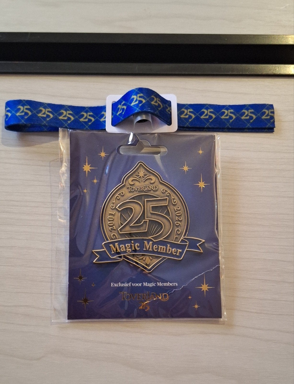 Toverland 25 jaar member pin + bandje, Ophalen of Verzenden, Nieuw