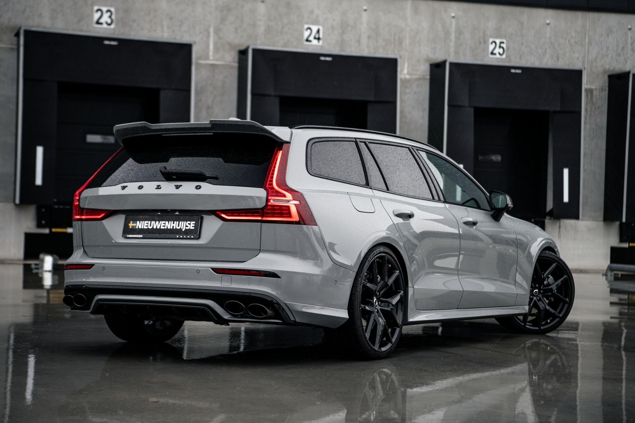 Volvo V60 2.0 T6 Plug-in hybrid AWD Ultra Dark | Heico sport, Auto's, Volvo, Automaat, 12 maanden, Stof, Gebruikt
