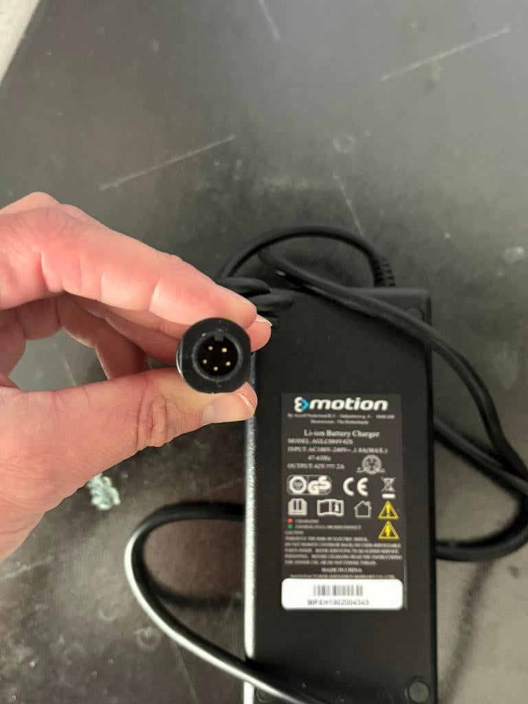 Sparta emotion e serie oplader 5 pins, Fietsen en Brommers, Ophalen of Verzenden, Zo goed als nieuw