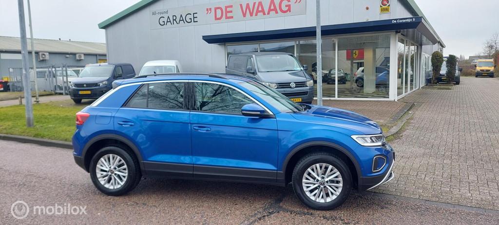 Volkswagen T-Roc 1.5 TSI Life Edition 150pk Automaat, Auto's, Euro 6, 4 cilinders, 150 pk, Blauw