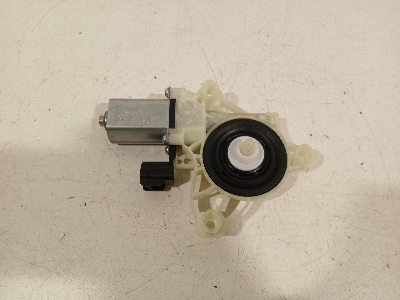 Motor raammechaniek elektrisch links achter Ford Puma, Onderdelen@venauto.nl, Van der Ven Autorecycling B.V., Gebruikt, Ettenseweg 76, 4706 PB Roosendaal, The Netherlands