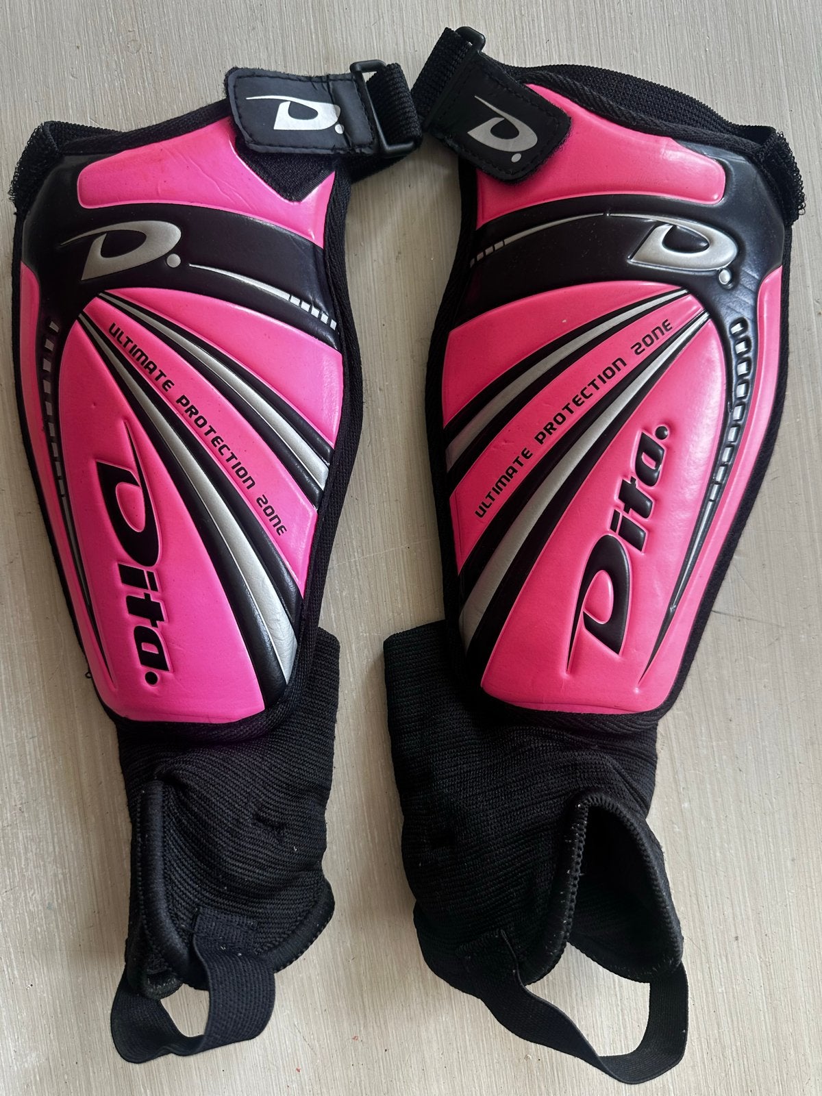 Dita kids scheenbeschermers roze/zwart, Ophalen, Gebruikt, Overige typen