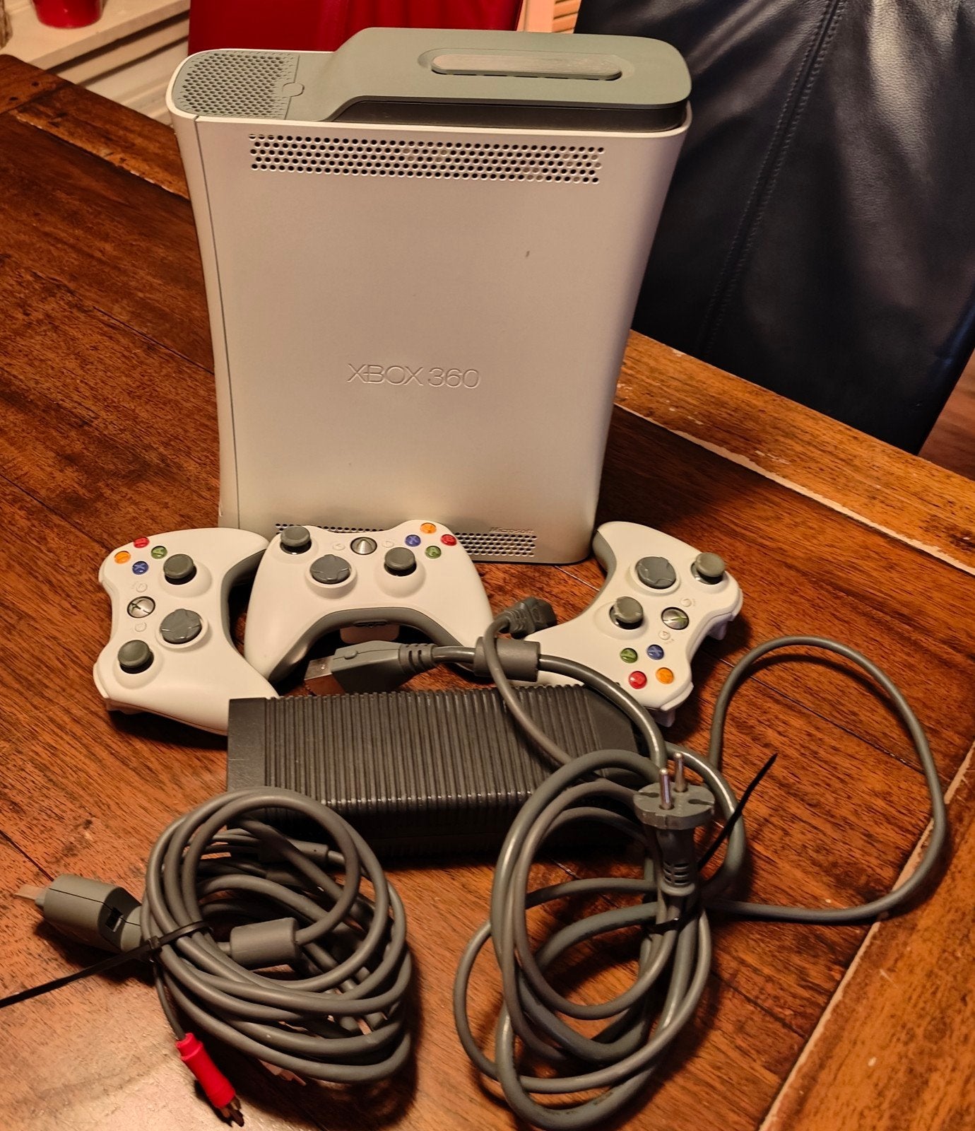 Xbox 360 Console met 3 controllers en kabels, Spelcomputers en Games, Games | Xbox 360, Gebruikt, Overige genres, 2 spelers, Vanaf 12 jaar