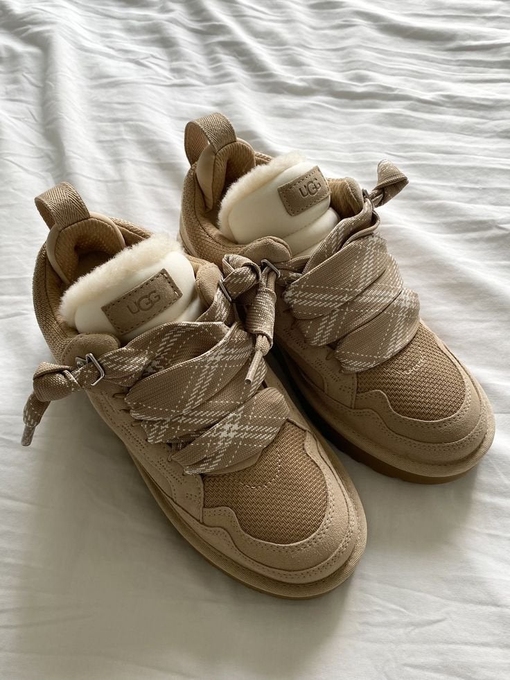 UGG Lowmel Sand, Ophalen of Verzenden, Zo goed als nieuw, Beige, Sneakers of Gympen