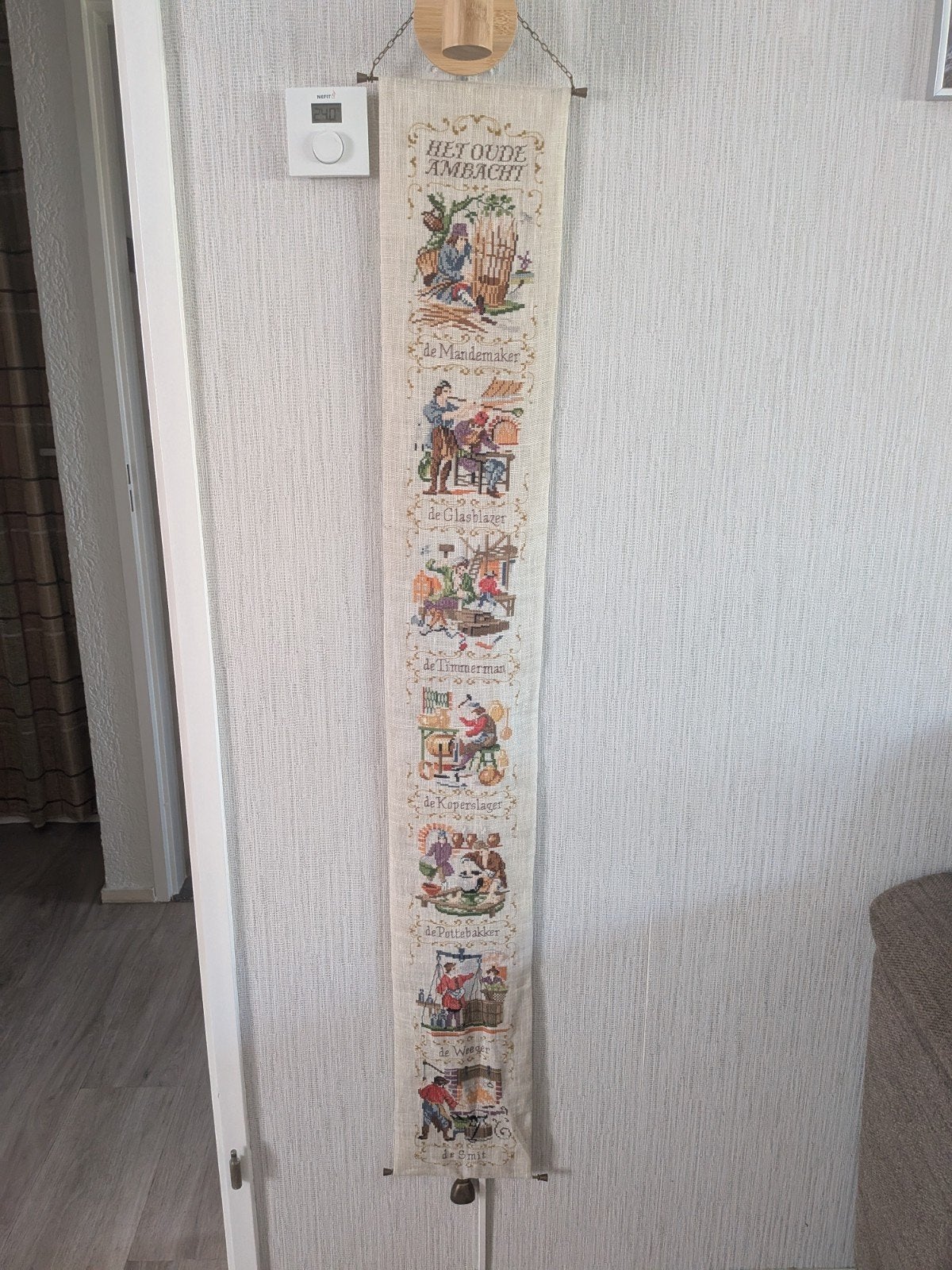 Geborduurd wandkleed 'Het Oude Ambacht' met schellenkoord, Huis en Inrichting, Ophalen of Verzenden