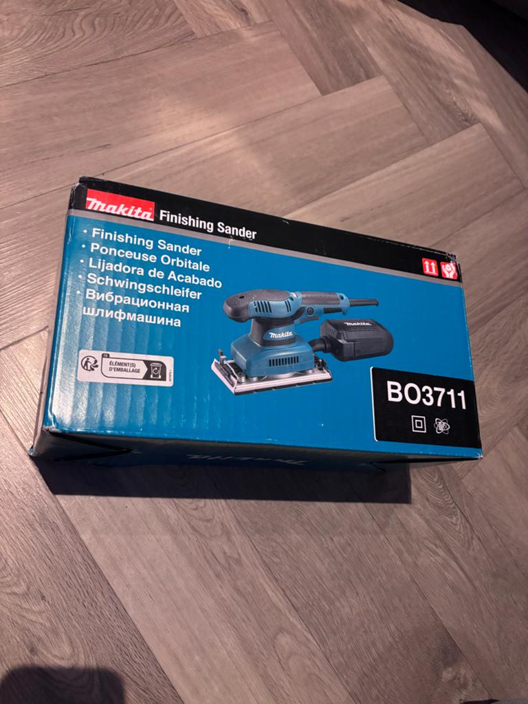 Nieuwe Makita BO3711 Vlakschuurmachine, Doe-het-zelf en Verbouw, Ophalen of Verzenden, Nieuw, Minder dan 600 watt, Vlakschuurmachine