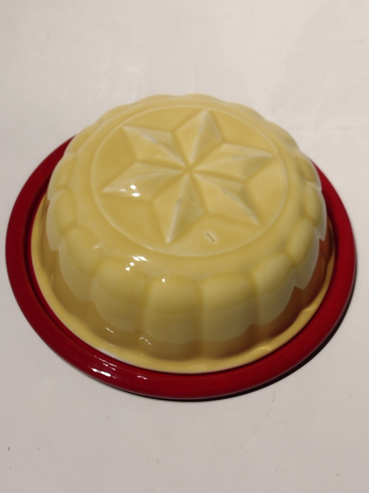 vintage gele keramiek puddingvorm met ster en emaille schote, Ophalen