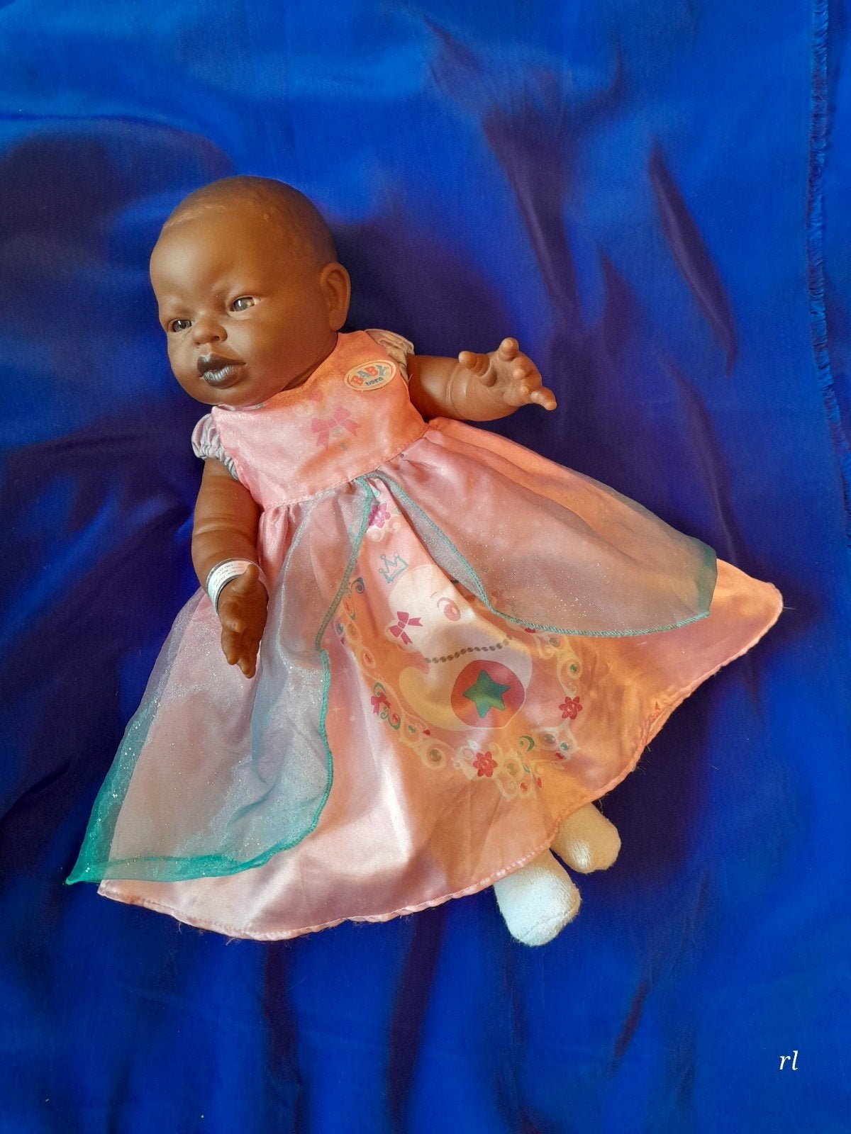 Baby  pop donker huidskleur met roze jurkje, Kinderen en Baby's, Ophalen of Verzenden, Zo goed als nieuw, Babypop