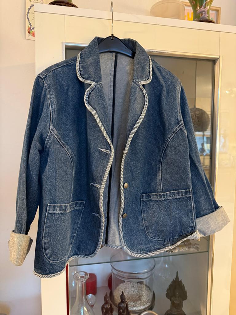 Stijlvol spijkerjasje met gestreepte bies maat 40 Pulls, Kleding | Dames, Jassen | Zomer, Zo goed als nieuw, Maat 38/40 (M), Blauw