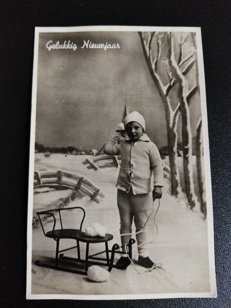 Vintage ansichtkaart Gelukkig Nieuwjaar kind met slee, Ophalen of Verzenden, 1920 tot 1940, Gelopen, Feest(dag)