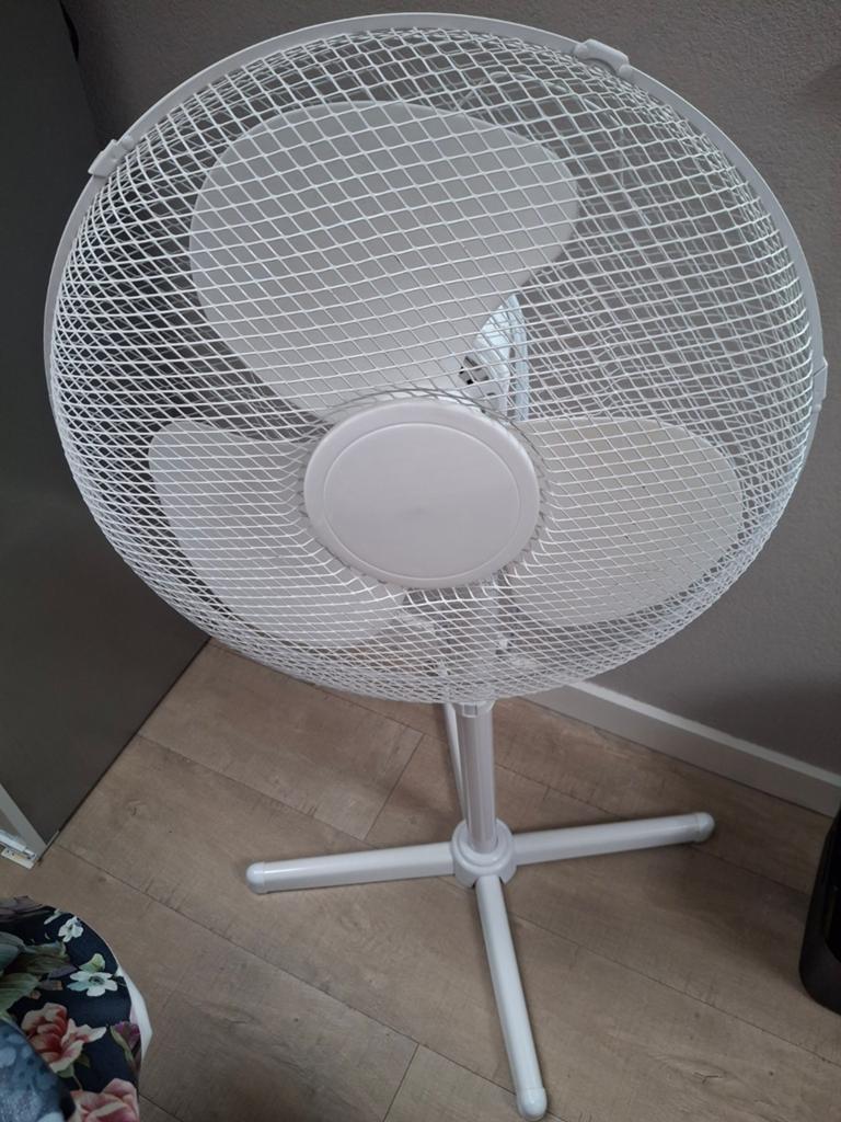 Witte Staande ventilator - WATS Home, Witgoed en Apparatuur, Ventilatoren, Gebruikt, Statiefventilator, Ophalen of Verzenden