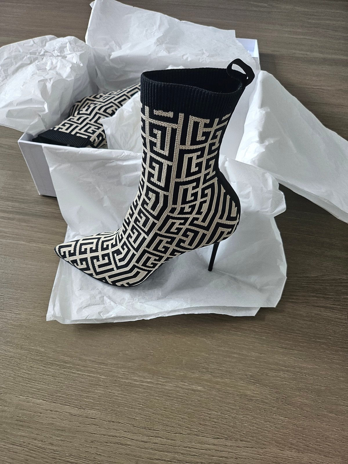 Balmain Paris Sock Boots - nieuw, Kleding | Dames, Beige, Lage of Enkellaarzen, Nieuw, Ophalen of Verzenden