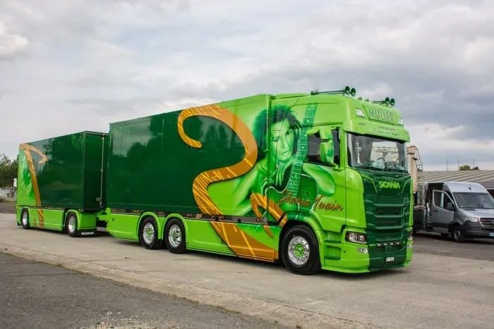 Foto 2 van TEKNO SCANIA NEXT GEN 590 S - V8  MULLER - SHANIA TWAIN