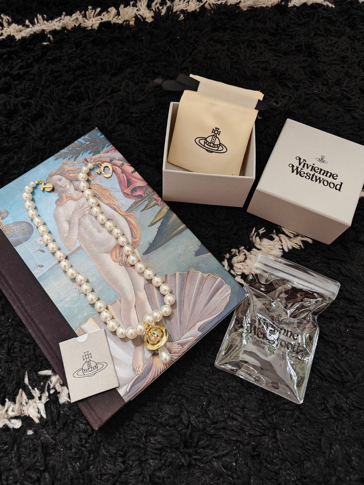 Vivienne Westwood Parelketting met Orb Hanger, Overige materialen, Wit, Ophalen of Verzenden, Zo goed als nieuw