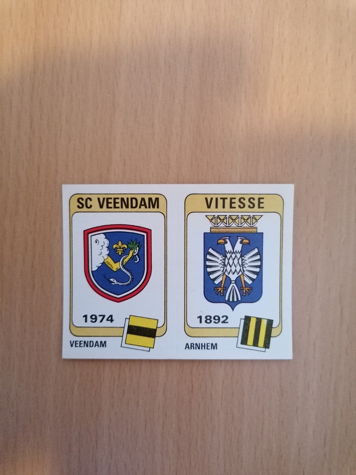Panini Voetbal 84 #332 SC Veendam en Vitesse embleem., Ophalen of Verzenden, Zo goed als nieuw, Plaatje