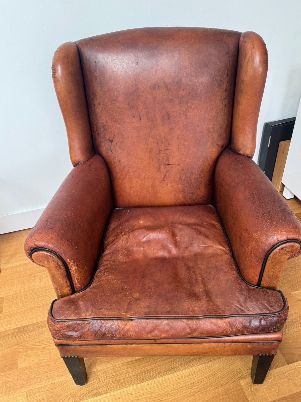 Schapenleder fauteuil en voetenbank, Huis en Inrichting, Fauteuils, Ophalen, Gebruikt, 75 tot 100 cm, 50 tot 75 cm